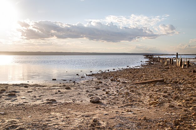 Het dode meer en de oude zoutblokken zijn zichtbaar vanaf het water