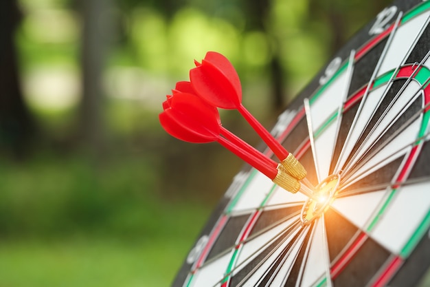 Foto het doelcentrum van het dartboard met pijlen, idee van financieel en bedrijfsdoel, gebruikend als achtergrond