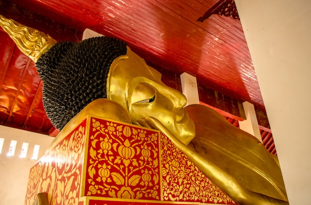 Het doen leunen van het standbeeld van Boedha in kerk in Nan, Thailand