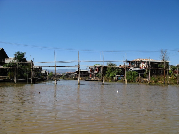 Het dorp aan de kust van het Inlemeer Myanmar