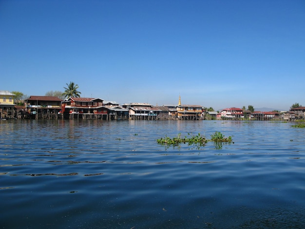 Het dorp aan de kust van het inlemeer myanmar