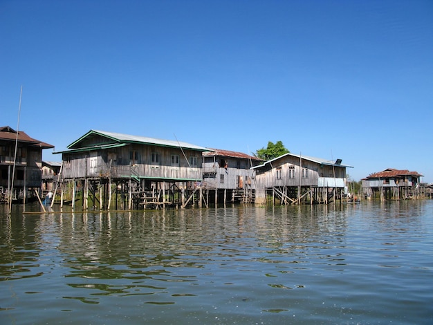 Het dorp aan de kust van het Inlemeer Myanmar