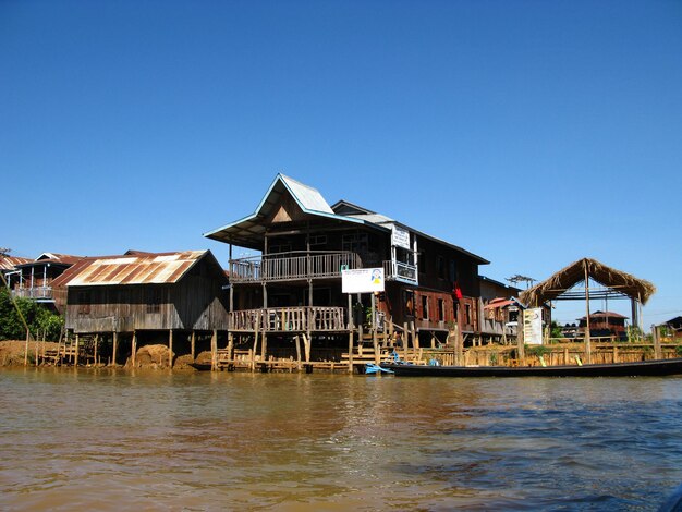 Het dorp aan de kust van het Inlemeer Myanmar