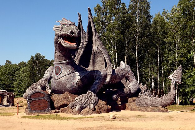 Het dorp Dobrenevo Lagoisky district Wit-Rusland middag juli 2022 de figuur van een enorme draak in het sprookjesland Malibur illustratieve uitgave