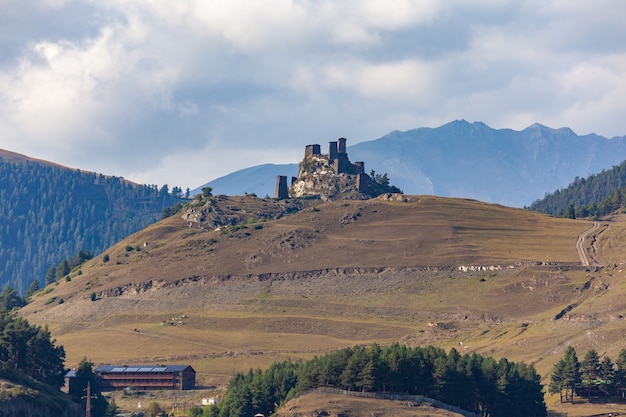 Het dorp Upper Omalo en het fort Keselo. Reis naar Georgië. Kaukasus