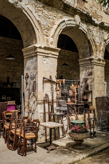 Het dorp van antiquairs, een soort vlooienmarkt gevestigd in een oud paleis in Lectoure, in de S