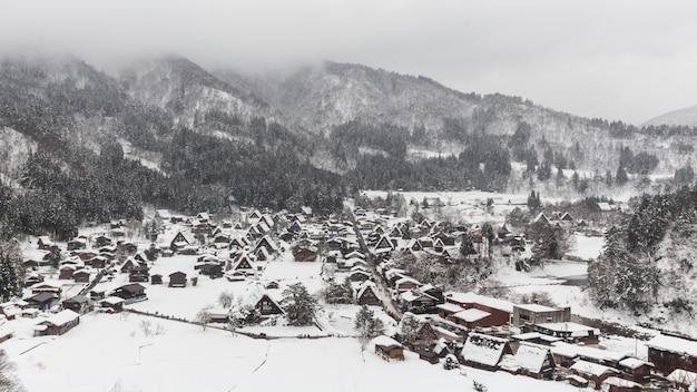 Het dorp van shirakawago met sneeuwdaling van wintertijd