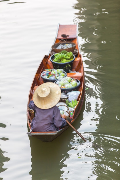 Het drijven van Damnoen Saduak markt in Ratchaburi dichtbij Bangkok, Thailand