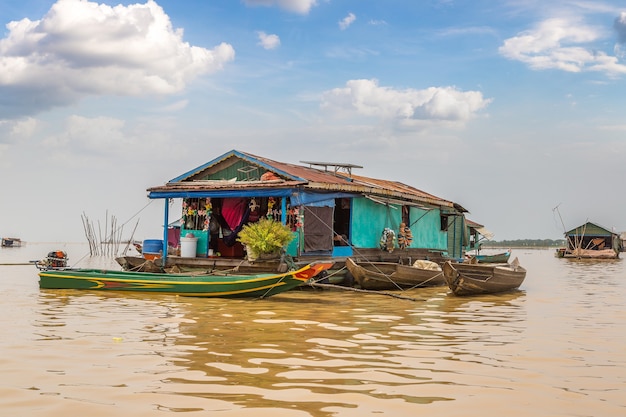 Het drijvende dorp Chong Khneas in de buurt van Siem Reap