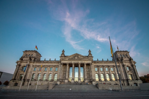 Het duitse parlementsgebouw in berlijn bij zonsondergang.