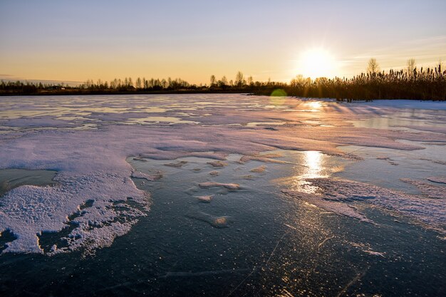 het eerste ijs op de zon bij zonsondergang