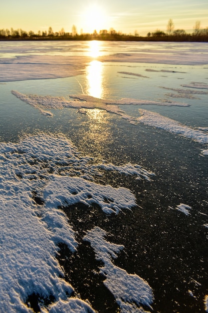 het eerste ijs op de zon bij zonsondergang