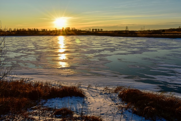 Het eerste ijs op de zon bij zonsondergang