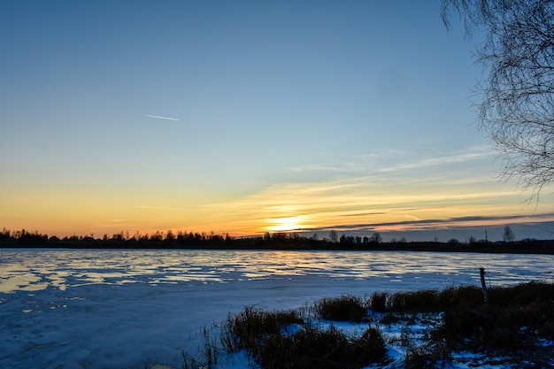 het eerste ijs op de zon bij zonsondergang