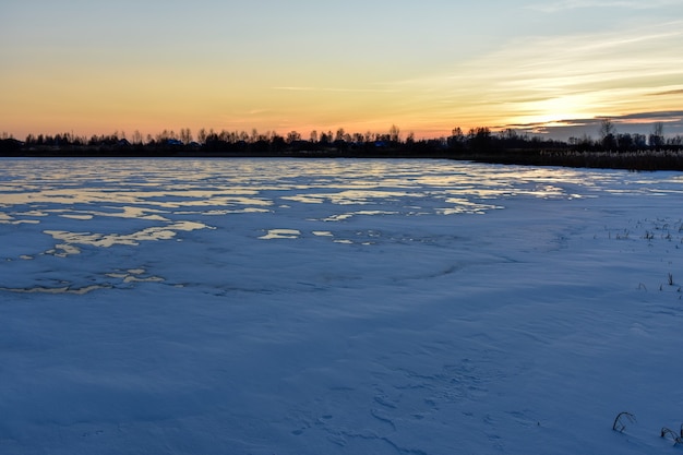 Het eerste ijs op de zon bij zonsondergang