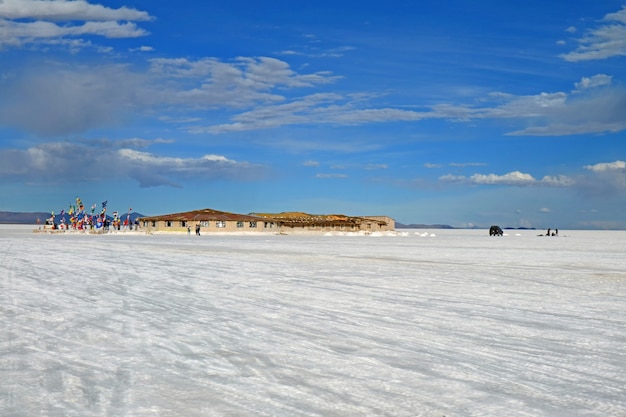 Het eerste zouthotel van Uyuni-zoutvlakten met de vlaggen van vele landen over de hele wereld, Bolivia