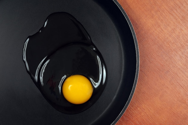 Het ei op de koekenpan voor het koken