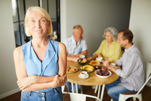 Het eigentijdse Rijpe Vrouw Stellen in Keuken