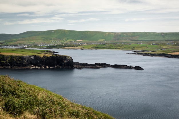 Het eiland Valentia (in Gaelic Dairbhre), ten westen van Ierland. Iveragh-schiereiland (County Kerry). Brug gelegen in Portmagee. Veerboot Knightstown