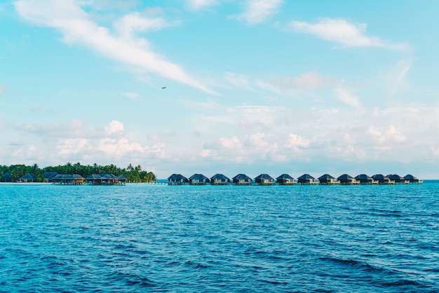 Het eiland van de Maldiven met oceaan