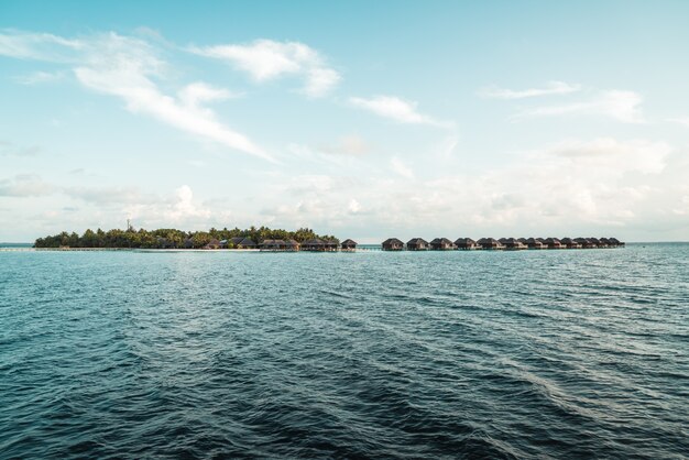 Het eiland van de Maldiven met oceaan