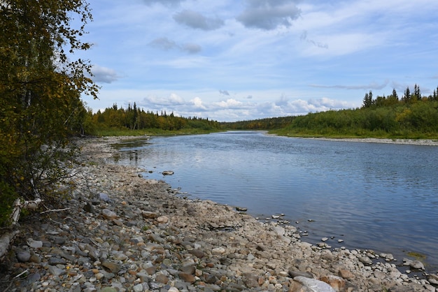 Het einde van de zomer op de rivier van de subpolaire Oeral