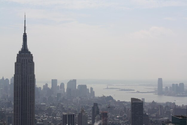 Het Empire State Building en de westkant van Manhattan.