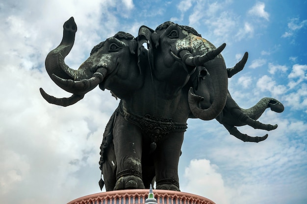 Het Erawan-museum of het gigantische koperen beeld van de olifant met drie hoofden is een religieuze plaats in het hindoeïsme in de provincie Samut Prakarn, Thailand