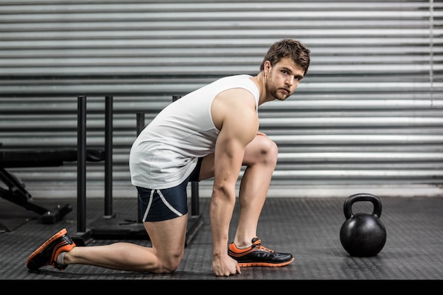 Het ernstige geschikte mens stellen bij crossfitgymnastiek