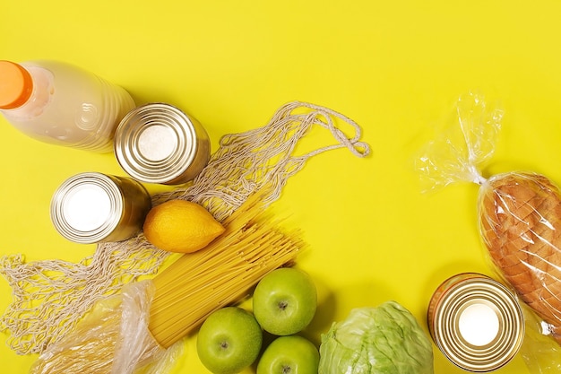 Het eten op een gele achtergrond, een zicht op de bovenkant van de lay-out