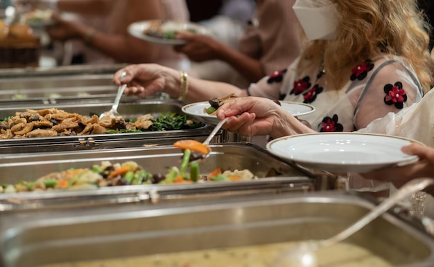 Het eten uitscheppen catering diner timexA