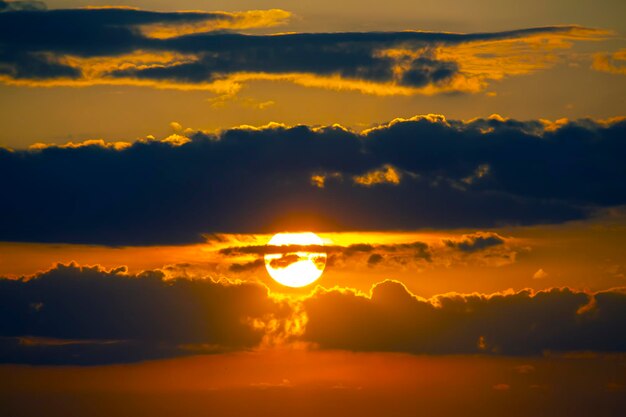 Het expressieve contrast van de wolken in de lucht en de zon. De aard en schoonheid van wolken