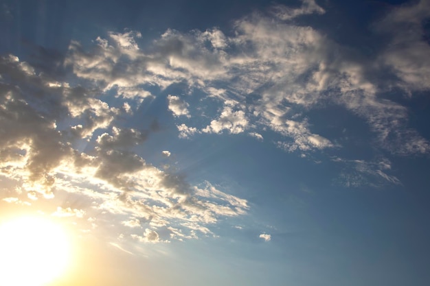 Het expressieve contrast van de wolken in de lucht en de zon De aard en schoonheid van wolken