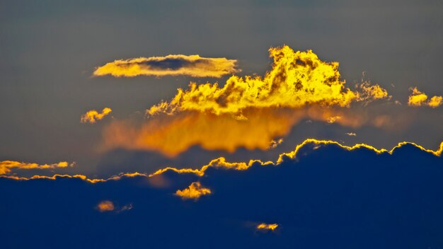 Het expressieve contrast van de wolken in de lucht en de zon