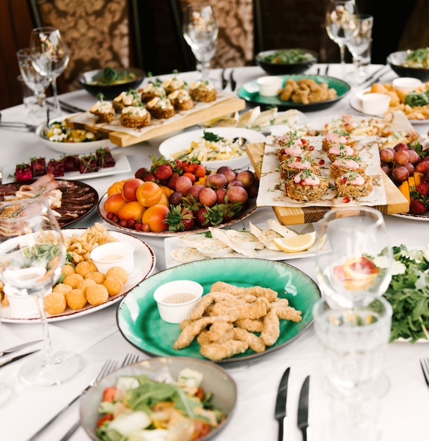 Het feest van de ronde tafel vol heerlijk eten en hapjes, een prachtige setting, catering, vakantie in de frisse lucht