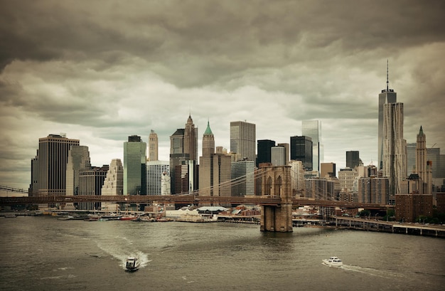 Het financiële district van Manhattan met wolkenkrabbers en Brooklyn Bridge.