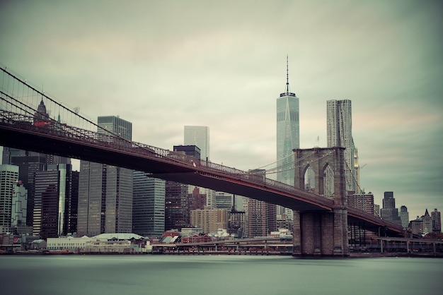 Het financiële district van Manhattan met wolkenkrabbers en Brooklyn Bridge.