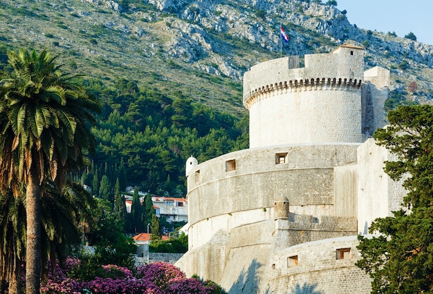 Het fort van de oude binnenstad van Dubrovnik en de Minceta-toren met de Kroatische nationale vlag.