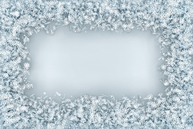 Het frame is volumineus rechthoekig uit een set sneeuwvlokken