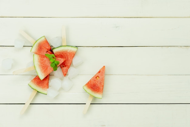 Het fruit van de lijstbovenkant tropisch met drank met de vakantie van de de lentezomer en vakantie achtergrondconcept