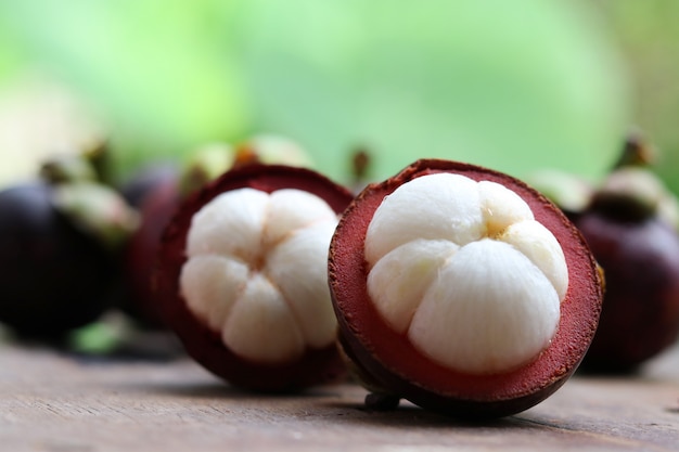 Het fruit van Mangoesteen Azië op houten achtergrond