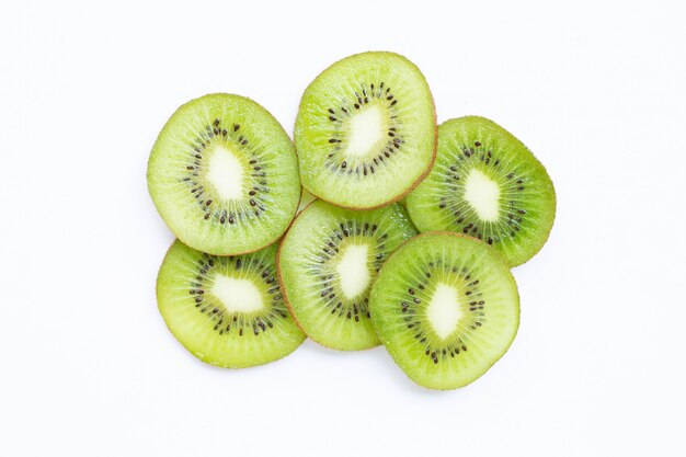 Het fruitplakken van de kiwi die op wit worden geïsoleerde.