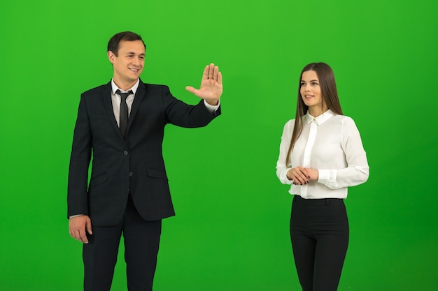 Het gebaar van man en vrouw op de groene achtergrond