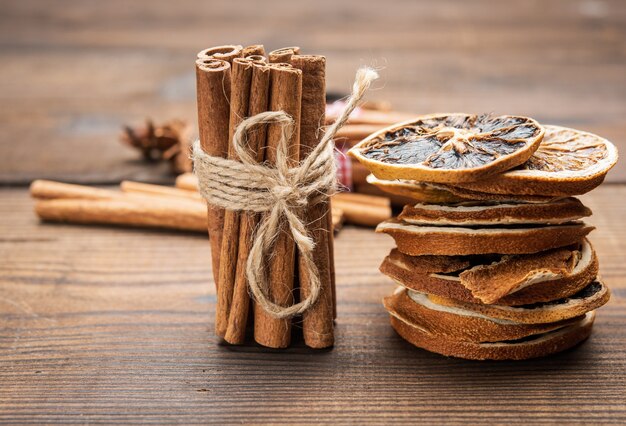 Het gebonden bos van bruine pijpjes kaneel op een houten achtergrond, sluit omhoog