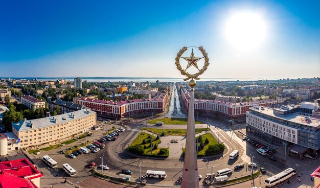 Foto het gebouw bevindt zich op het gagarinplein en de leninlaan in het centrum van de stad petrozavodsk, de hoofdstad van karelië, rusland.