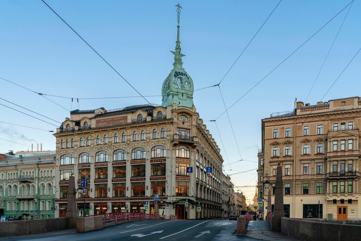 Het gebouw in de buurt van de Rode Brug aan de oever van de Moika-rivier, Sint-Petersburg, Rusland