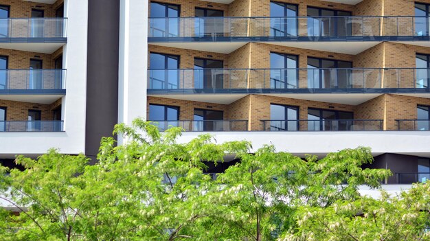 het gebouw is een gebouw van - verdiepingen met een balkon dat in aanbouw is.