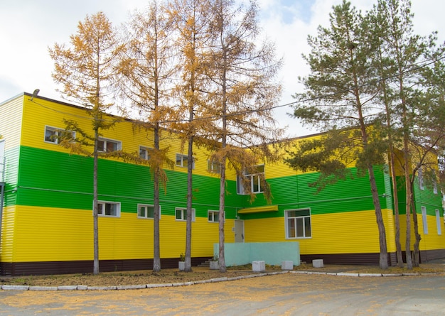 Het gebouw met twee verdiepingen is bedekt met een prachtige gele en groene zijwand.