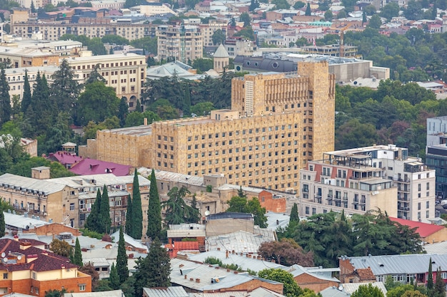 Het gebouw van de regering van Georgië in Tbilisi. Reis