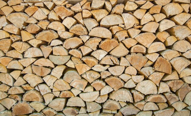 Het gehakte brandhout wordt netjes neergezet, voorraad brandhout op een winter